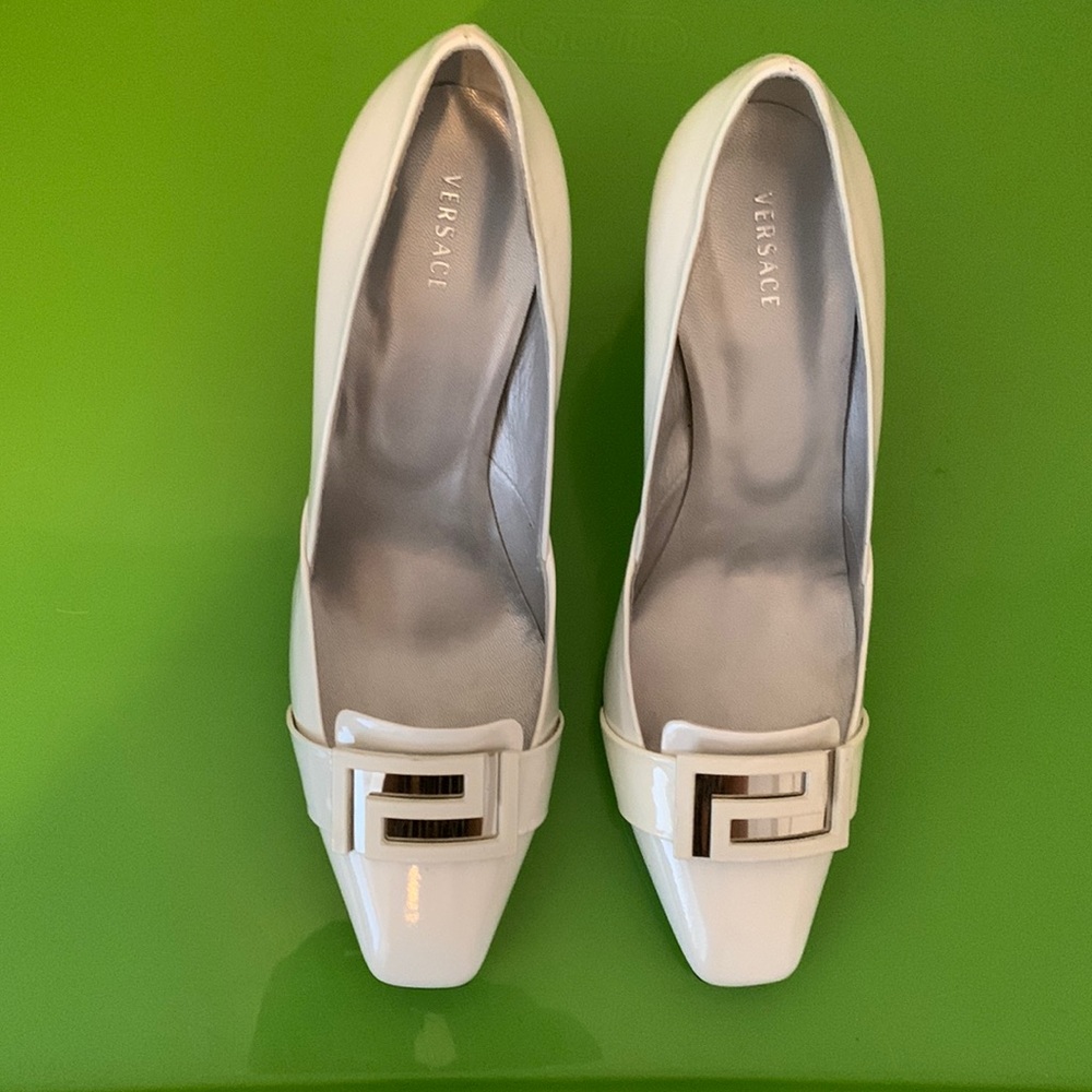 BRAND NEW VERSACE Size 7.5 White Greca Pump 8CM Heel Lacquer Box Include